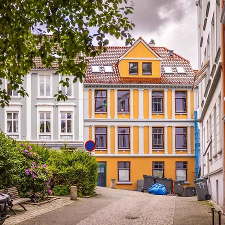 Brand New & High-end 3 Bedrooms 2 Bathrooms بيت للعطل برغن