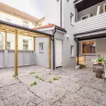 Brand New & High-end 3 Bedrooms 2 Bathrooms *