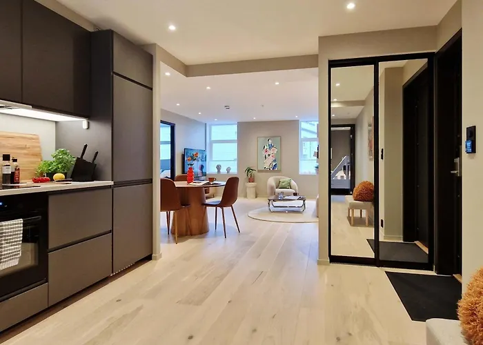 Brand New & High-end 3 Bedrooms 2 Bathrooms Дом отдыха *