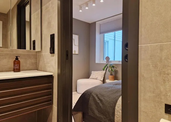 Brand New & High-end 3 Bedrooms 2 Bathrooms Дом отдыха Берген